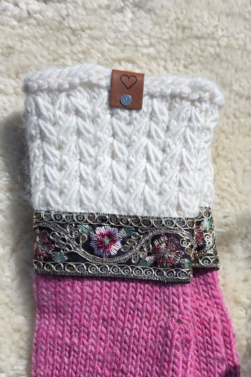 Benedictes Pyntevotter Cerise fra Knit by Ruth