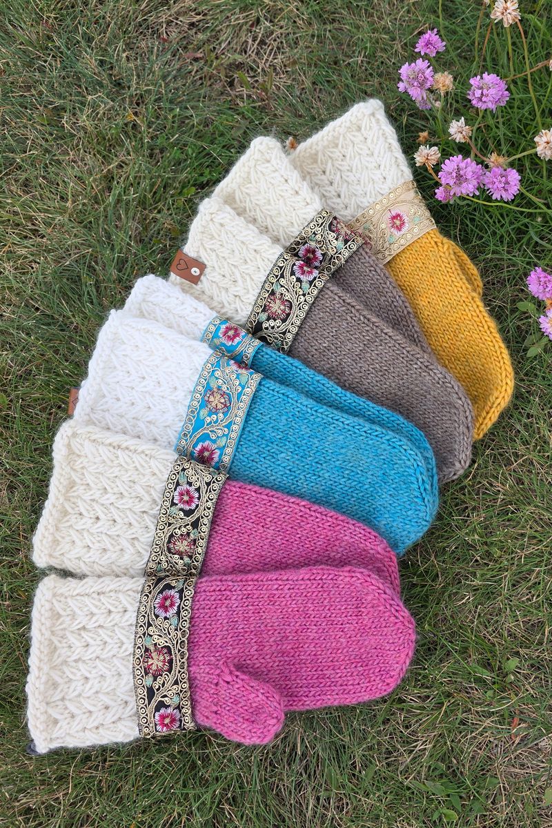 Benedictes Pyntevotter Magenta fra Knit by Ruth